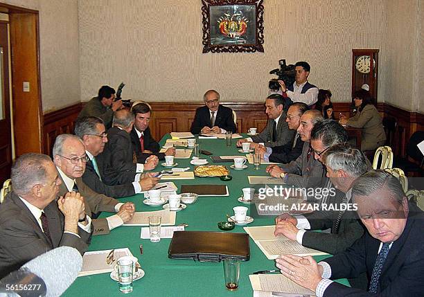 El canciller de Bolivia Armando Loayza preside una reunion de ex cancilleres bolivianos y autoridades del Congreso el 14 de noviembre de 2005 en La...