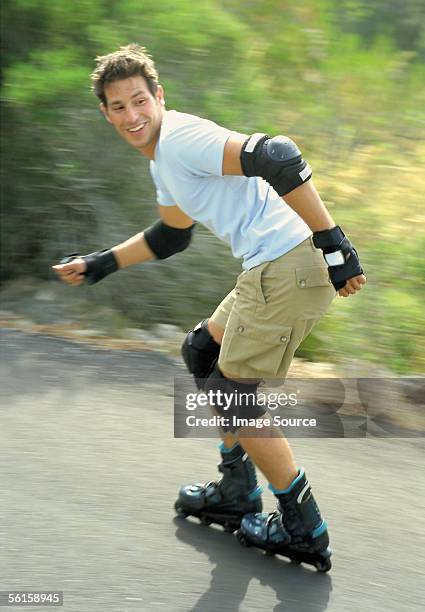 roller-blader - roller en ligne photos et images de collection