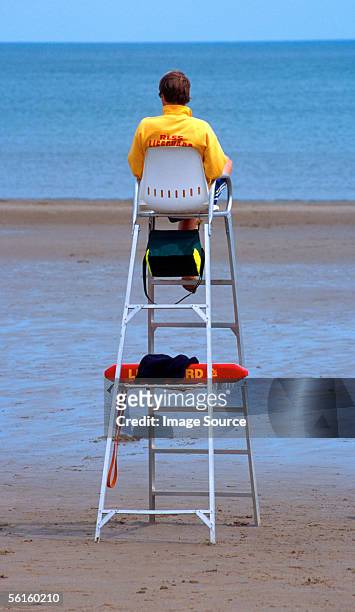 lifeguard watching - badmeester stockfoto's en -beelden