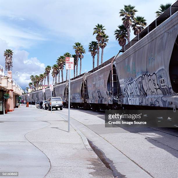freight train near palm trees - train graffiti - fotografias e filmes do acervo