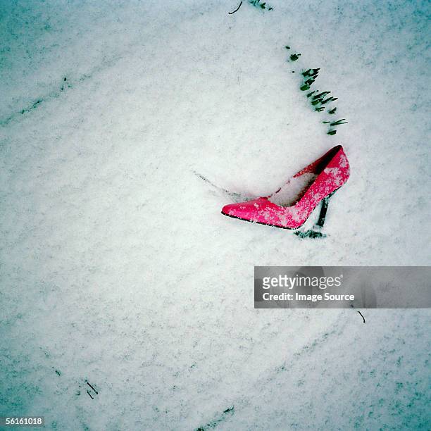 snow covered pink shoe - tacchi a spillo foto e immagini stock