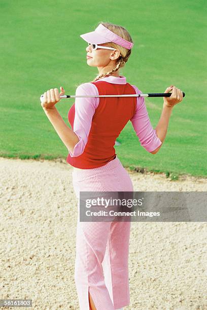 woman playing golf - junge frau allein stock-fotos und bilder