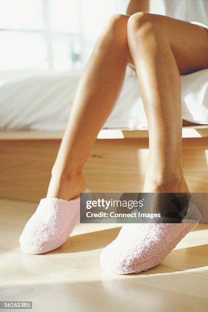 clean shaven female legs - pantoffel stockfoto's en -beelden