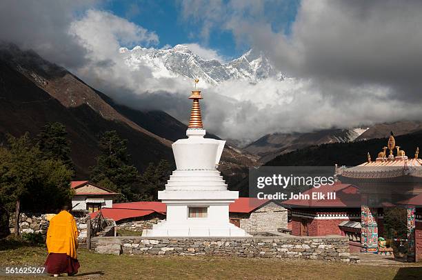 tengboche monastery, chorten and himalayan peaks - khumbu stockfoto's en -beelden