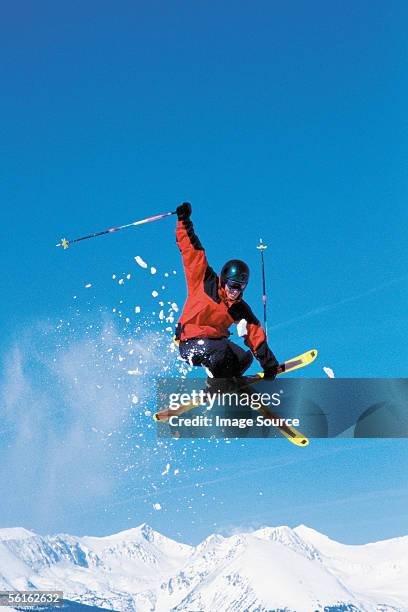 skifahrer in der luft - freistil skifahren stock-fotos und bilder