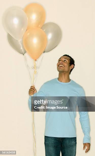 Meditatief zonlicht Luik 6,619 Man Holding Balloons Photos and Premium High Res Pictures - Getty  Images