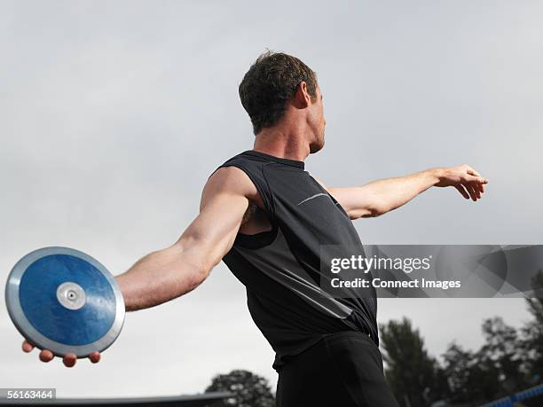 male discus thrower - lancer du disque photos et images de collection