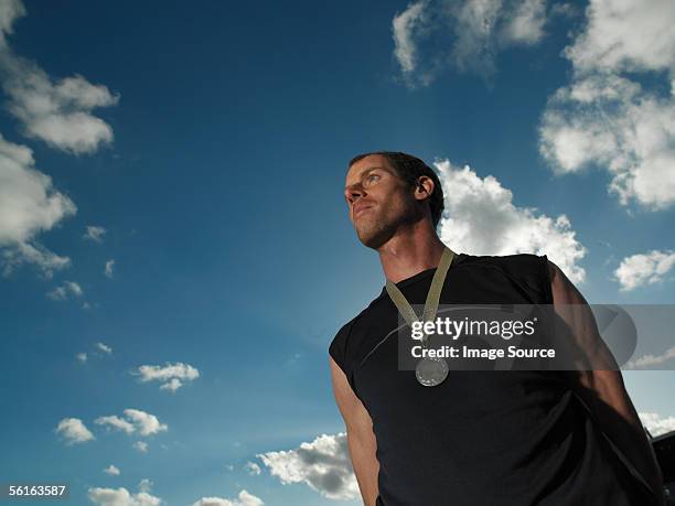 male athlete wearing a medal - ellis island medals of honor awards december 9 1990 stockfoto's en -beelden