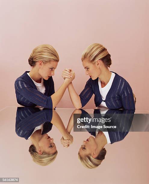 two women arm wrestling - 腕相撲 ストックフォトと画像