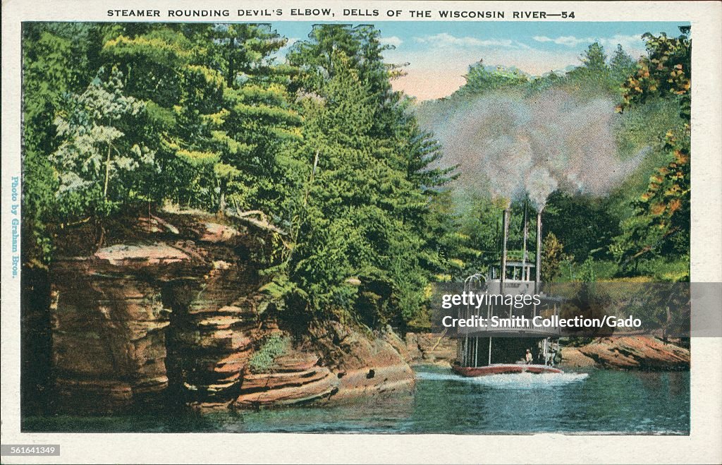 Steamer Paddleboat Rounding