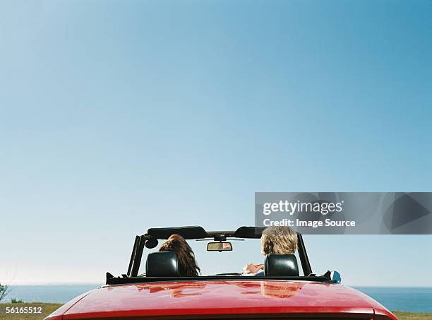 casal em carro descapotável - car rear imagens e fotografias de stock