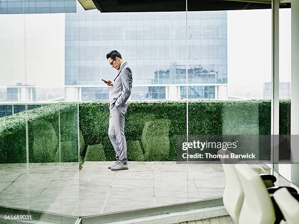 businessman working on smartphone - geographical locations foto e immagini stock