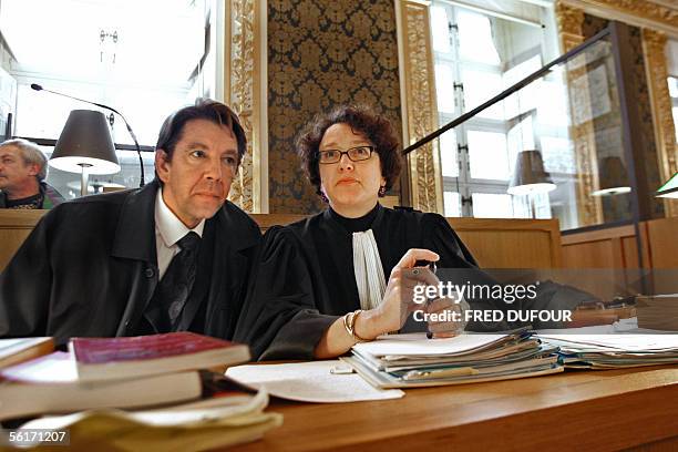 Christian Tricheur , l'avocat de Jean-Louis F. Et Beatrice Carlo-Vigouroux , l'avocate de Christine F. Patientent, le 15 novembre 2005 dans la salle...