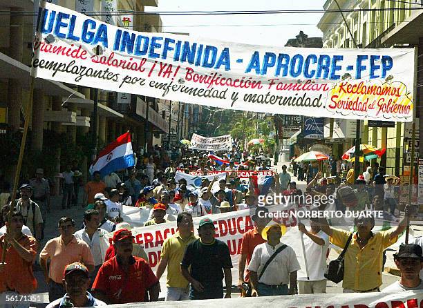 Docentes publicos marchan es direccion del Congreso Nacional de Paraguay, en el cual se debate el presupuesto nacional del proximo ano, el 15 de...
