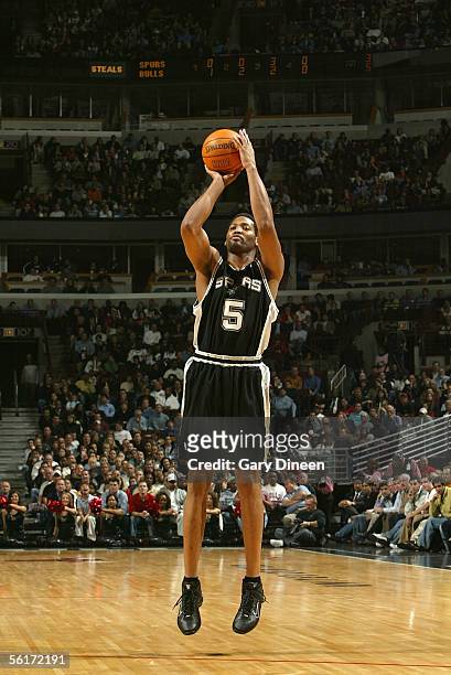 Robert Horry of the San Antonio Spurs shoots a jumper against the Chicago Bulls during the game on November 7, 2005 at the United Center in Chicago,...