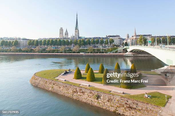ile lacroix and the cathedral - rouen france stock pictures, royalty-free photos & images
