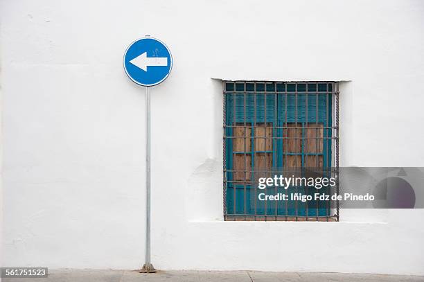 white and blue - segnale di direzione obbligatoria foto e immagini stock