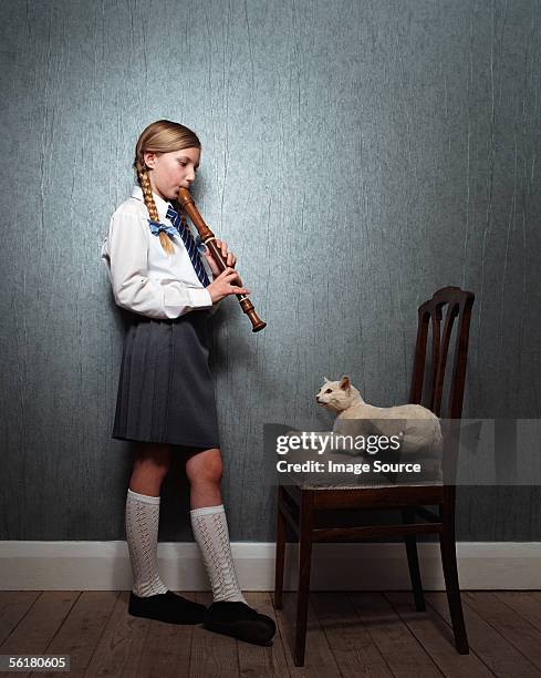 ragazza suona registratore per categoria - flauto dolce foto e immagini stock