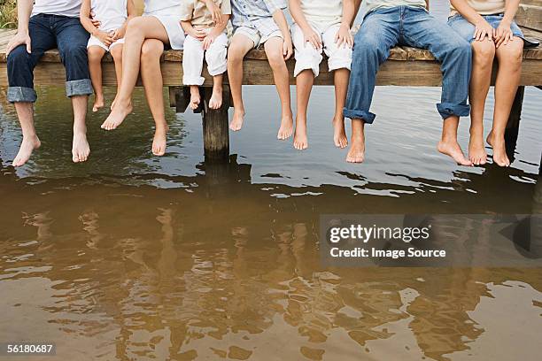 pessoas balançar os pés em um cais - barefoot men - fotografias e filmes do acervo