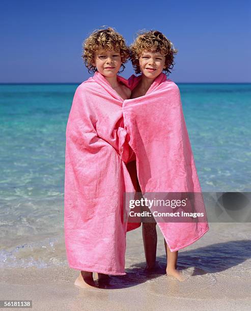 twins wrapped in pink towels - identical twin stock pictures, royalty-free photos & images