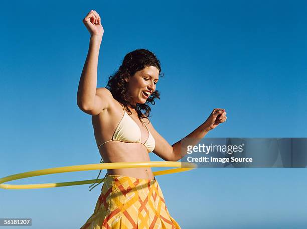 woman playing with hula hoop - jogar ao arco imagens e fotografias de stock
