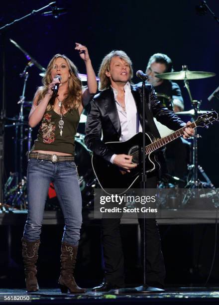 Jennifer Nettles of Sugarland and Jon Bon Jovi perform at the 39th Annual Country Music Association Awards at Madison Square Garden November 15, 2005...