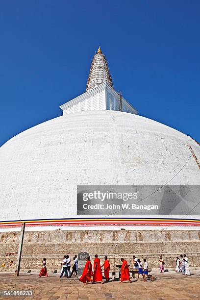 ruwanwelisaya, anuradhapura, sri lanka - ruvanvelisaya dagoba stock pictures, royalty-free photos & images