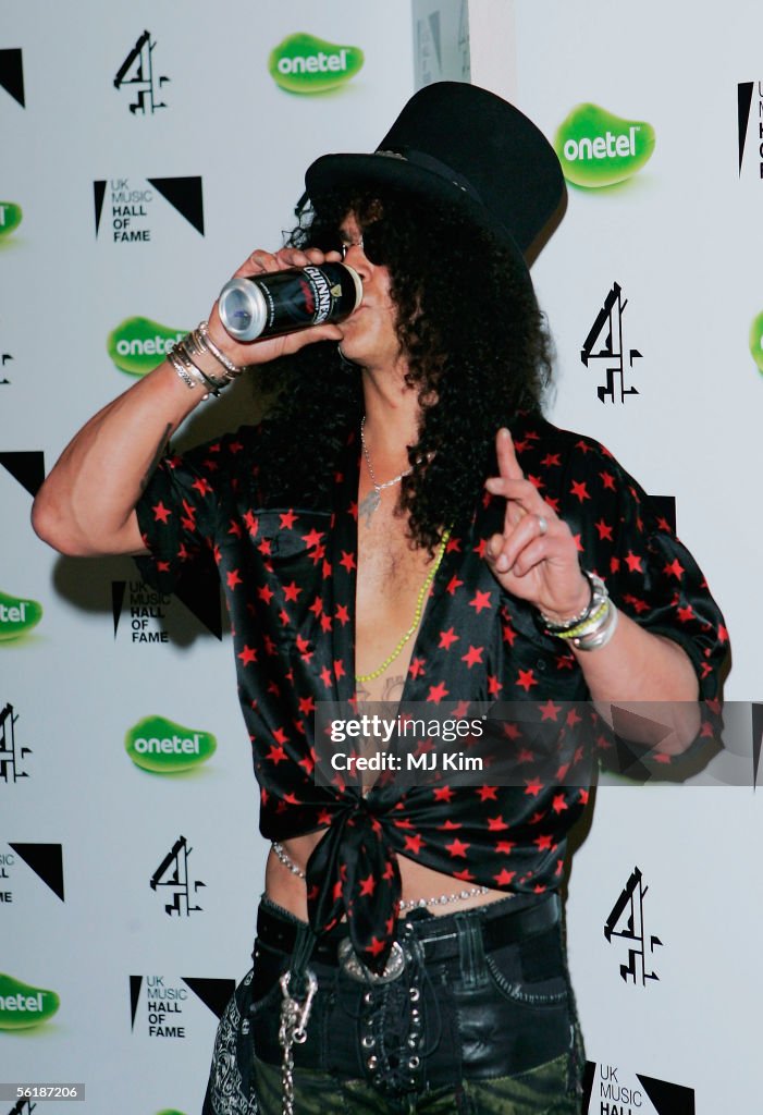 Slash 2005 Velvet Revolver guitarist Slash has a drink of Guiness backstage at ...