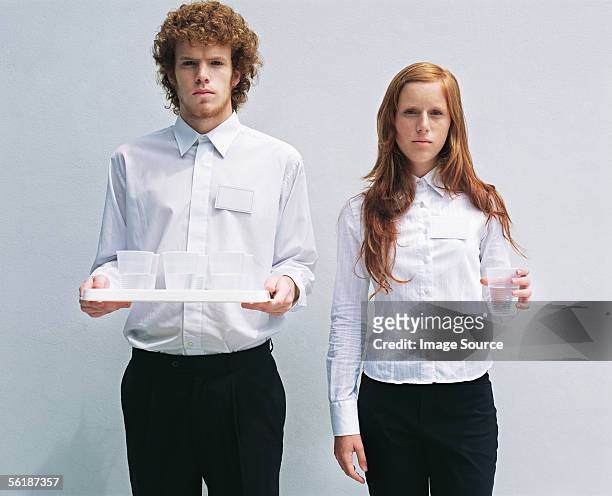 dois trabalhadores-de-cabeça-vermelha - calças pretas imagens e fotografias de stock