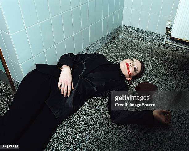 woman lying dead on the floor - 死体 女性一人 ストックフォトと画像