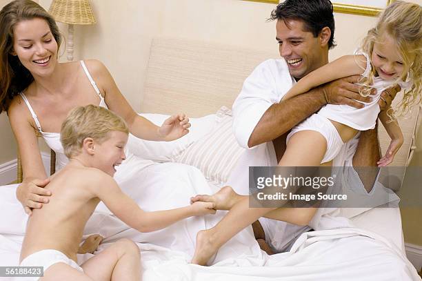 family in bed - girls in bras fotos stock-fotos und bilder