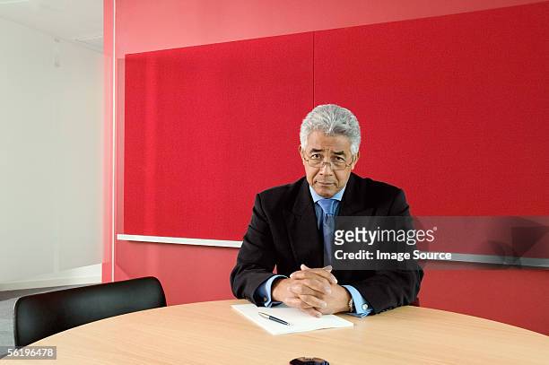 asian businessman in office - roter anzug stock-fotos und bilder