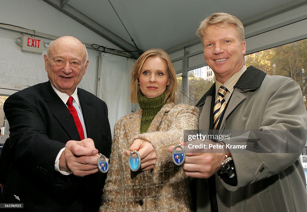 Cynthia Nixon Demonstrates Citibank's New MasterCard Key Fob