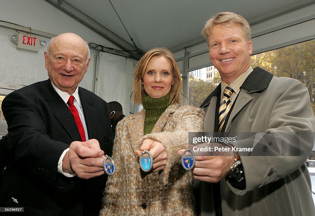 Cynthia Nixon Demonstrates Citibank's New MasterCard Key Fob