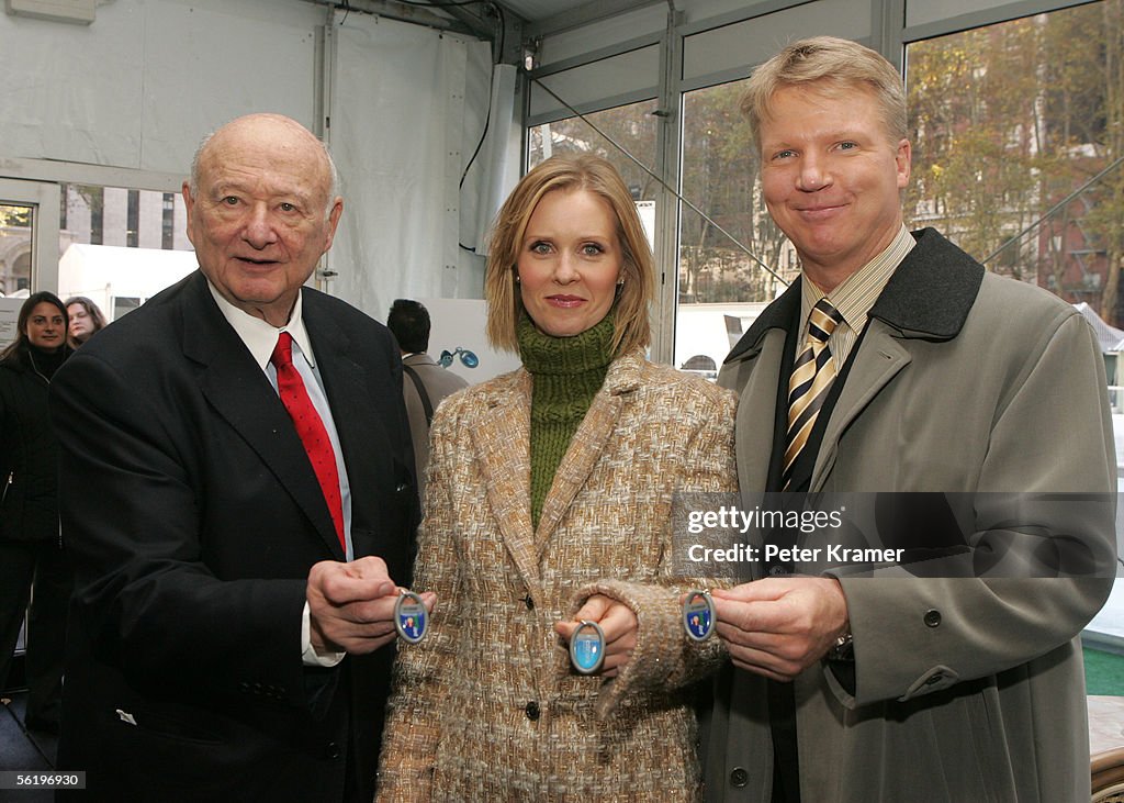 Cynthia Nixon Demonstrates Citibank's New MasterCard Key Fob