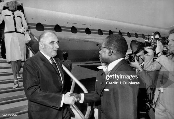 Georges Pompidou, president of the French Republic and his wife Claude, in official visit in Senegal, received, at their descent of plane, by the...