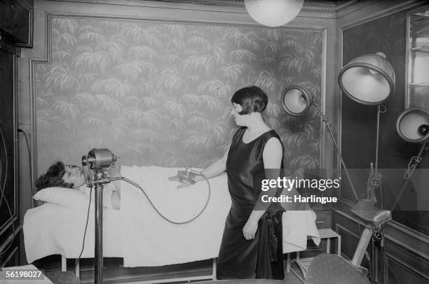 Beauty institute of the Lido. Vibro-massage. Paris, about 1925.