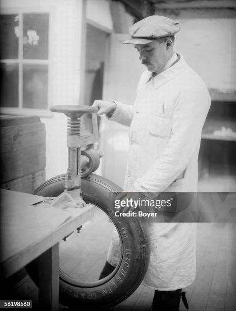 Michelin factories. Fabrication of pneumatic. The plastic system "Fit" compressor. France, about 1930.