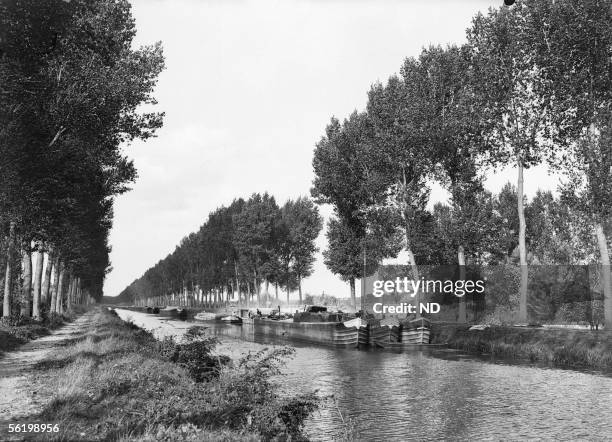 Barges on the Ourcq canal. Mareuil-les-Meaux , about 1900.