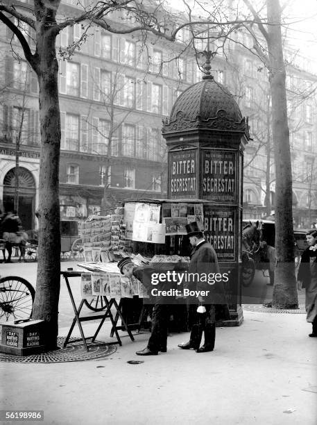 Newsstand, near the Saint-Lazare station. Paris, 1899.