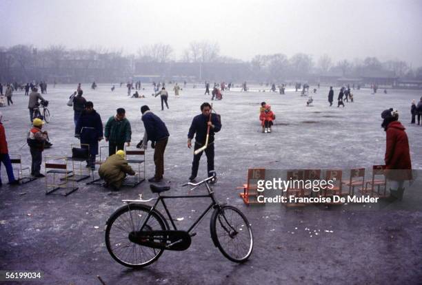 Peking . Iceskating and ice hockey. Lake of Beihai park. December 1991.