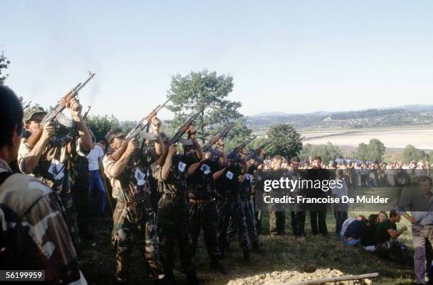 War of Bosnia-Herzegovina. Bosnian soldiers firing a salvo in honour of victims during their funeral. Modrac, September 1992.