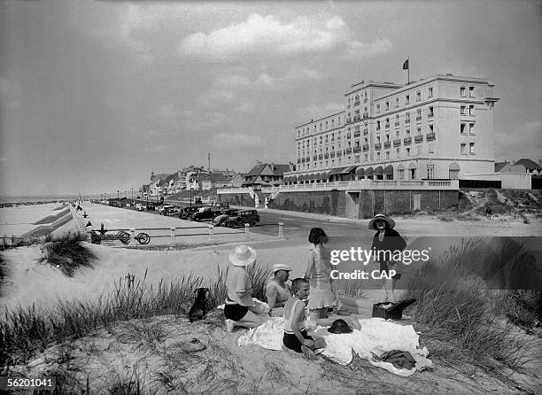 Le Touquet-Paris-Plage . Picnic close to the beach. About 1925.