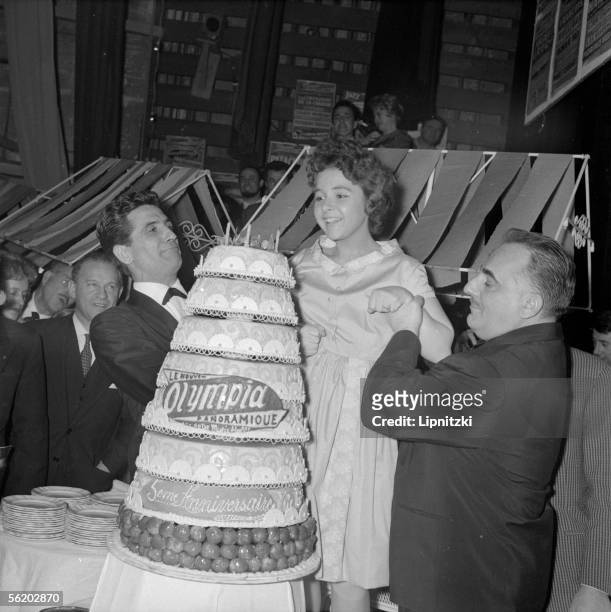 Brenda Lee, young American singer blowing candles of the cake birthday 5 years of Olympia. In its sides, Gilbert Becaud and Bruno Coquatrix. Paris,...