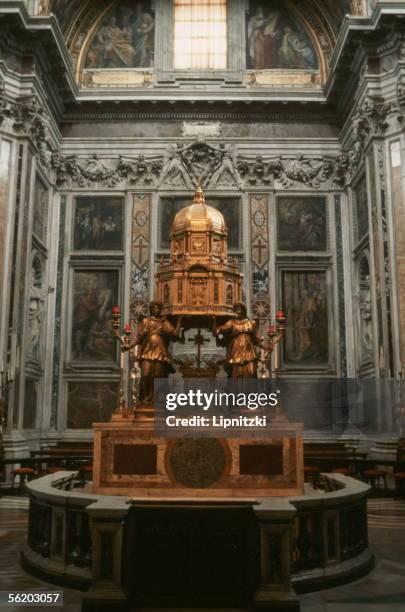 Rome . Saint-Mary-Major basilica. Le ciborium by Riccio and Torrigiani on the central alter of the Sistine chapel or the Blessed Sacrement.