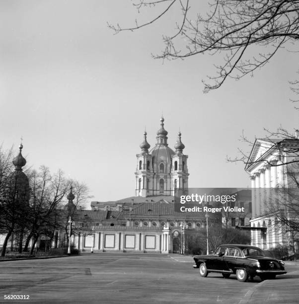 Leningrad . The monastery of Smolnyi . The revolutionary government sat there in 1917-1918.