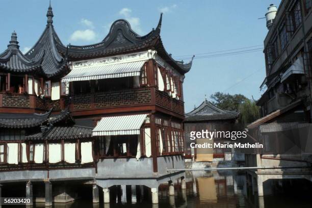 Shangai . Tea house in the Yuyuan, garden of the mandarin Pan Yunduan. 1980.