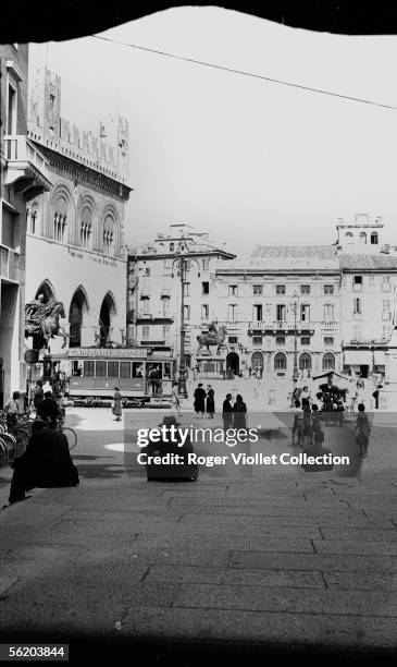 Piacenza . Piazza del Cavalo. View seen from the entrance of the dome, August 1949.