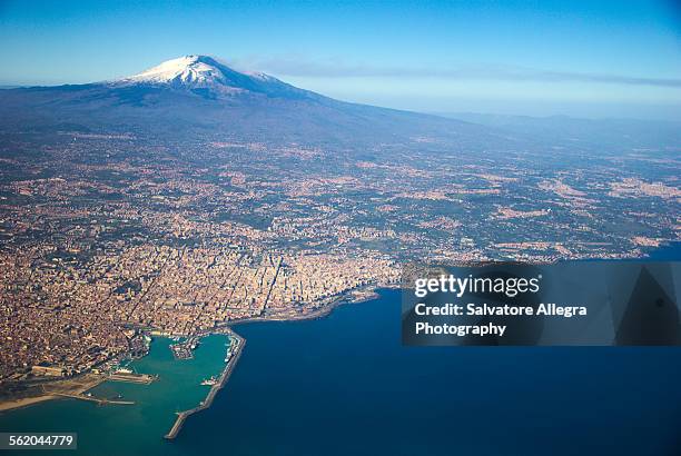 volcano etna and gulf of catania - catania sicily fotografías e imágenes de stock
