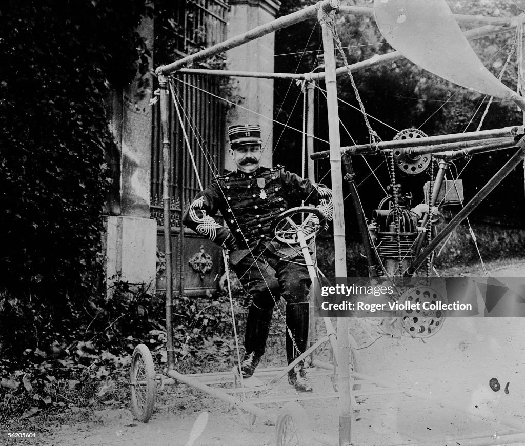The captain Ferdinand Ferber , officer and French aviator testing